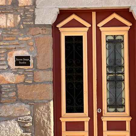 Stone Steps Apartment *